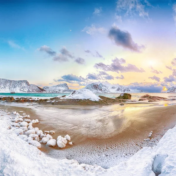 Fantástica Vista Invierno Playa Haukland Durante Atardecer Con Montón Nieve — Foto de Stock