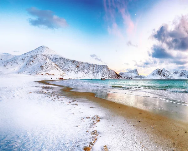 Fabuloso Cenário Inverno Com Praia Haukland Durante Pôr Sol Picos — Fotografia de Stock