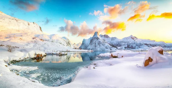 Fantastische Gefrorene Flakstadpollen Und Boosen Fjorde Und Spiegelung Wasser Während — Stockfoto