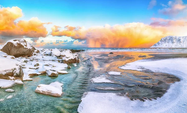 Incrível Cenário Inverno Praia Skagsanden Com Nuvens Iluminadas Durante Nascer — Fotografia de Stock