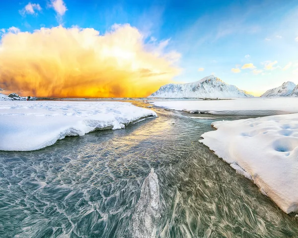 Uitstekende Winterlandschap Skagsanden Strand Met Verlichte Wolken Tijdens Zonsopgang Populaire — Stockfoto