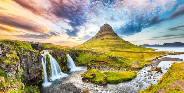 Dramatisk Utsikt Över Kirkjufellsfoss Vattenfall Nära Kirkjufell Berg Vid Solnedgången — Stockfoto