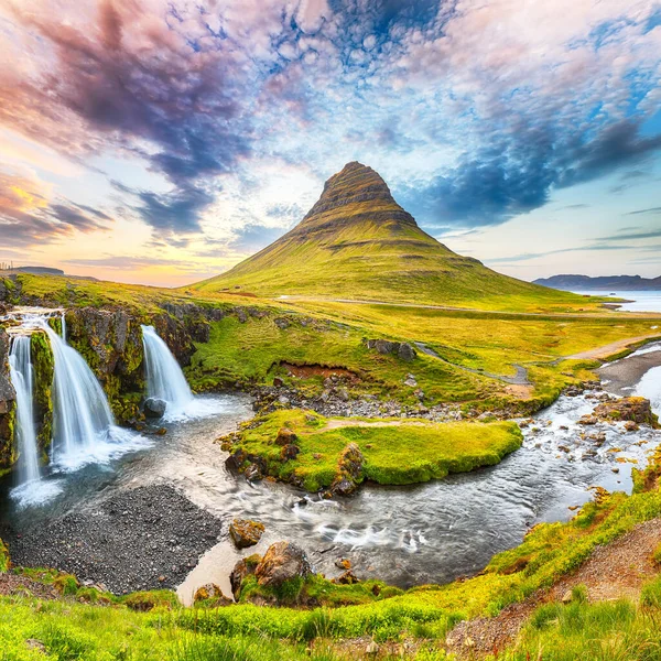 日落时分 柯克朱佛斯瀑布附近柯克朱佛斯瀑布的戏剧性景色 Kirkjufellsfoss Grundarfjordurn Iceland Europe — 图库照片
