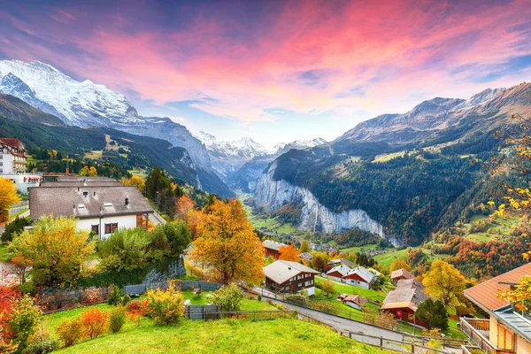 Impressionante Vista Outono Pitoresca Aldeia Alpina Wengen Com Jungfrau Mountain — Fotografia de Stock