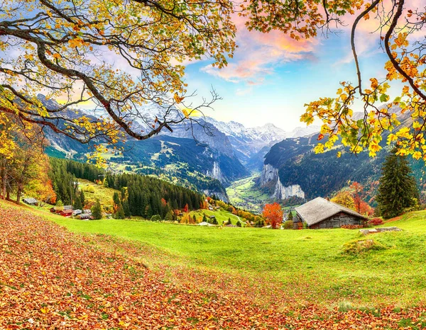 Escénica Vista Otoñal Del Pintoresco Pueblo Alpino Wengen Valle Lauterbrunnen —  Fotos de Stock