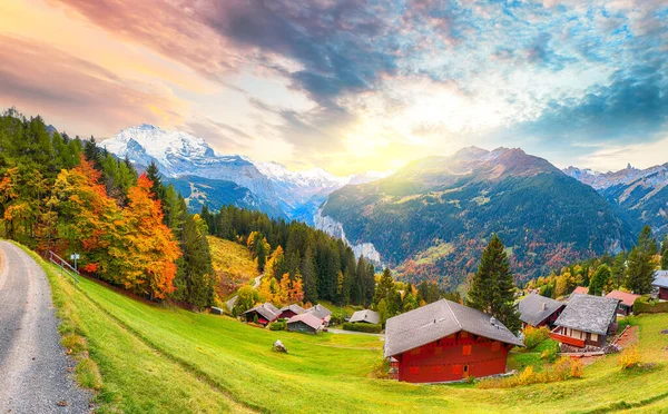 美丽的全景笼罩着风景如画的高山村 Lauterbrunnen山谷 背景是Jungfrau山 瑞士伯尔纳奥伯兰 威茨村 — 图库照片