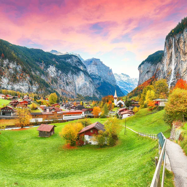 Удивительный Осенний Вид Долину Лаутербруннен Великолепным Водопадом Штауббах Швейцарскими Альпами — стоковое фото