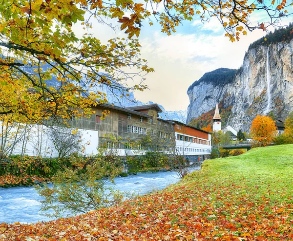 Paisagem Incrível Outono Aldeia Alpina Turística Lauterbrunnen Com Famosa Igreja — Fotografia de Stock