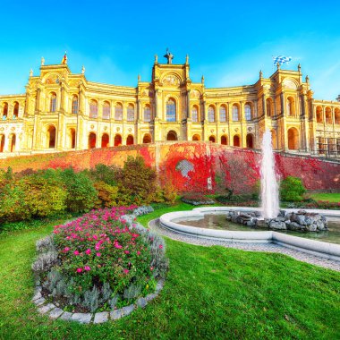 Bavyera parlamentosunun Maximilianeum karargahının muhteşem sonbahar manzarası, neo-rönesans cepheli muhteşem bir mimari. Konum: Münih, Bavyera, Almanya, Avrupa.