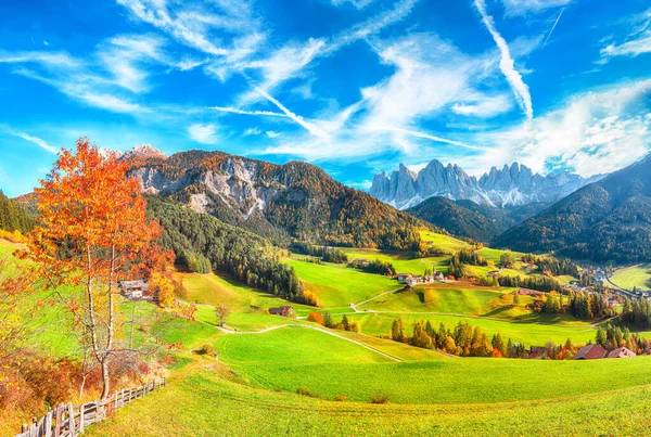 多彩多姿的秋天 美丽的圣塔玛达莲娜村 Santa Maddalena Village Val Funes Trentino Alto Adige — 图库照片