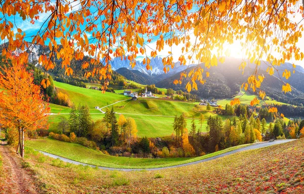 Красочная Осенняя Сцена Великолепной Деревни Санта Маддалена Доломитах Локация Деревня — стоковое фото