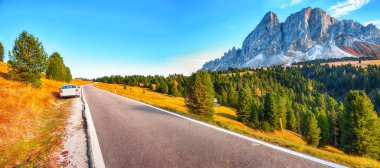 Dolomitlerdeki Passo delle Erbe 'den Peitlerkofel Dağı' nın büyüleyici sonbahar manzarası. Konum: Dolomite Alpleri, Güney Tyrol, İtalya, Avrupa