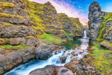 Kolugljufur Kanyonu ve Kolufossar Şelalesi 'nin şaşırtıcı manzarası. Kolugljufur vadisi Vididalsa nehrinde yer almaktadır. Konum: Kolugljufur kanyonu, Vestur-Hunavatnssysla, İzlanda, Avrupa