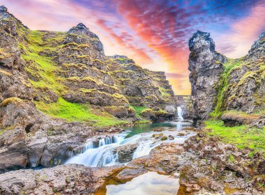 Kolugljufur Kanyonu ve Kolufossar Şelalesi 'nin şaşırtıcı manzarası. Kolugljufur vadisi Vididalsa nehrinde yer almaktadır. Konum: Kolugljufur kanyonu, Vestur-Hunavatnssysla, İzlanda, Avrupa