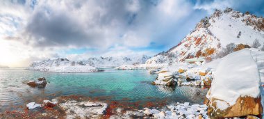 Küçük bir balıkçı köyünde çok kar ve Valberg yakınlarındaki karlı dağ zirveleriyle muhteşem bir kış manzarası. Konum: Valberg, Vestvagoy, Lofotens, Norveç