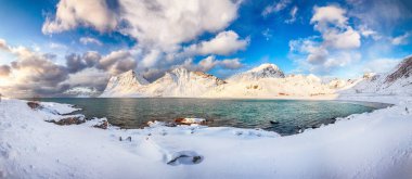 Gün batımında Vik ve Haukland plajlarının muhteşem kış manzarası. Leknes yakınlarında çok kar ve karlı dağ zirveleri var. Konum: Leknes, Vestvagoy, Lofotens, Norveç