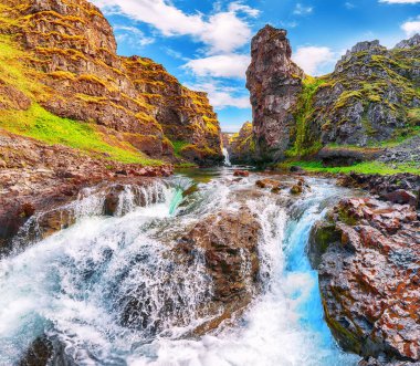 Kolugljufur Kanyonu ve Kolufossar Şelalesi 'nin muhteşem manzarası. Kolugljufur vadisi Vididalsa nehrinde yer almaktadır. Konum: Kolufossar Şelalesi, Vestur-Hunavatnssysla, İzlanda, Avrupa