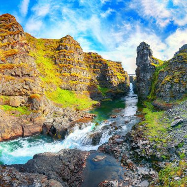 Kolugljufur Kanyonu ve Kolufossar Şelalesi 'nin şaşırtıcı manzarası. Kolugljufur vadisi Vididalsa nehrinde yer almaktadır. Konum: Kolufossar Şelalesi, Vestur-Hunavatnssysla, İzlanda, Avrupa