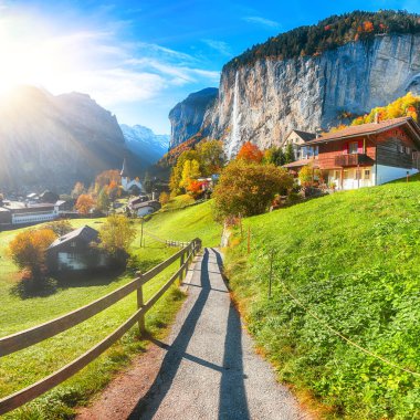 Ünlü kilisesi ve Staubbach şelalesi olan Alp Köyü Lauterbrunnen 'in muhteşem sonbahar manzarası. Konum: Lauterbrunnen Köyü, Berner Oberland, İsviçre, Avrupa.