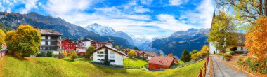 Wengen Alp Köyü 'nün muhteşem sonbahar manzarası. İsviçre Alpleri 'nin güneşli sabah manzarası. Konum: Wengen Köyü, Berner Oberland, İsviçre, Avrupa.