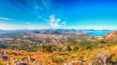 Bagheria kasabası ve ulusal park Orientata Pizzo Cane 'in pitoresk sabah manzarası. Konum: Bagheria, Palermo ili, Sicilya, İtalya, Avrupa