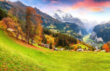 Jungfrau Dağı ve arka planında muhteşem bir sonbahar manzarası olan Wengen köyü ve Lauterbrunnen Vadisi. Konum: Wengen Köyü, Berner Oberland, İsviçre, Avrupa.
