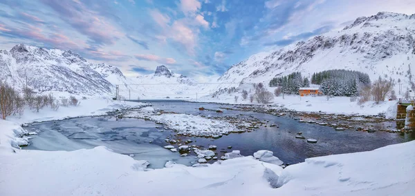 Bruisende Winter Scene Van Kartfjorden Vestvagoy Eiland Met Besneeuwde Bergtoppen — Stockfoto
