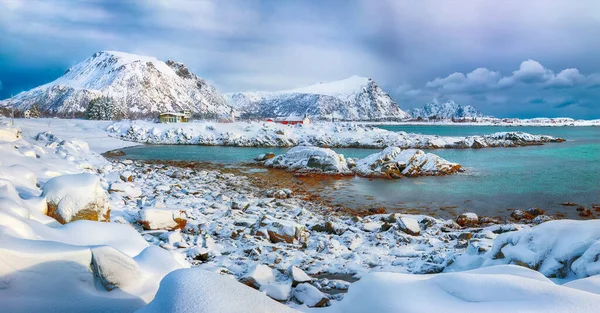 로포텐 군도에 눈덮인 산봉우리들이 발베르 마을의 눈덮인 풍경은 눈덮인 듯하다 — 스톡 사진
