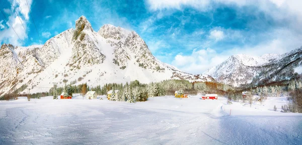 Hermoso Paisaje Invierno Con Casas Tradicionales Madera Noruega Pinos Cerca — Foto de Stock