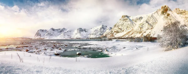 Vestvagoy岛上冬季风景结冰峡湾 在Valberg附近有雪山峰顶 Valberg Vestvagoy Lofotens Norway — 图库照片