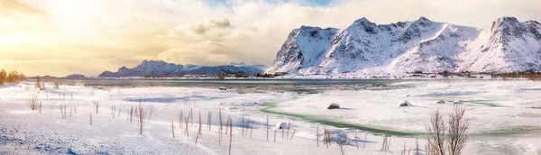 Зимний Пейзаж Замерзшим Фьордом Острове Вествагой Закате Заснеженными Горными Вершинами — стоковое фото