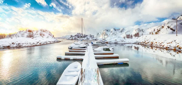 Charmante Winterkulisse Mit Yachten Und Booten Steg Einem Kleinen Fischerdorf — Stockfoto