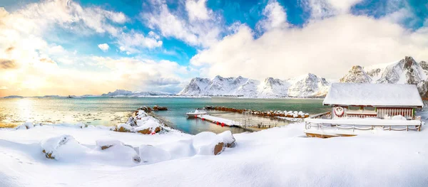 美丽的冬季风景 在瓦尔博格附近的小渔村和雪山山峰上有木制的房子 Valberg Vestvagoy Lofotens Norway — 图库照片