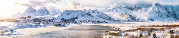 从Torvdalshalsen看到Bostad村和Torvdalshalsen湖上令人惊叹的冬季风景 神奇的山岭 是的地点 Bostad Vestvagoy Lofotens Norway — 图库照片