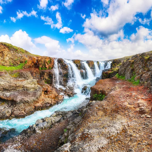Niesamowity Wodospad Kolufossar Letni Słoneczny Dzień Popularny Cel Podróży Turystycznych — Zdjęcie stockowe