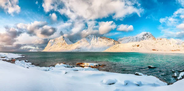 근처에 눈덮인 산봉우리들이 석양이 해변의 Leknes Vestvagoy Lofotens Norway — 스톡 사진