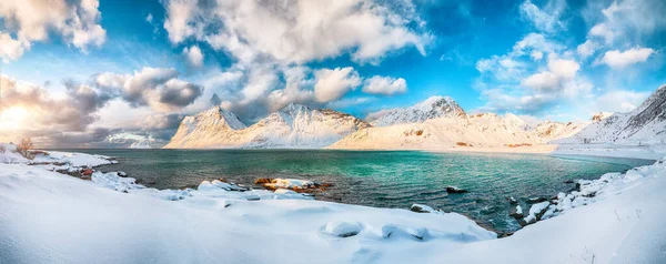 Fantástica Vista Invierno Las Playas Vik Haukland Durante Atardecer Con — Foto de Stock