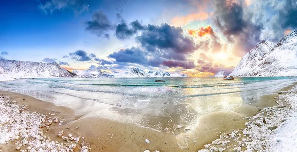 Fantastisk Vinter Utsikt Över Haukland Stranden Solnedgången Med Massor Snö — Stockfoto