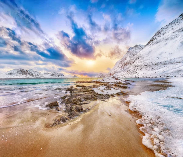 Fantastisk Vinter Landskap Med Haukland Stranden Solnedgången Och Snöiga Bergstoppar — Stockfoto