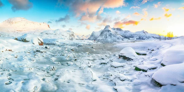 Prachtige Bevroren Flakstadpollen Boosen Fjorden Met Scheuren Ijs Bij Zonsopgang — Stockfoto