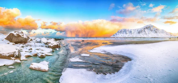日出时 斯卡格桑登海滩上的冬季美景令人难以置信 天空中点缀着明亮的云彩 受欢迎的旅游胜地 Flakstadoya Island Lofoten Norway Europe — 图库照片