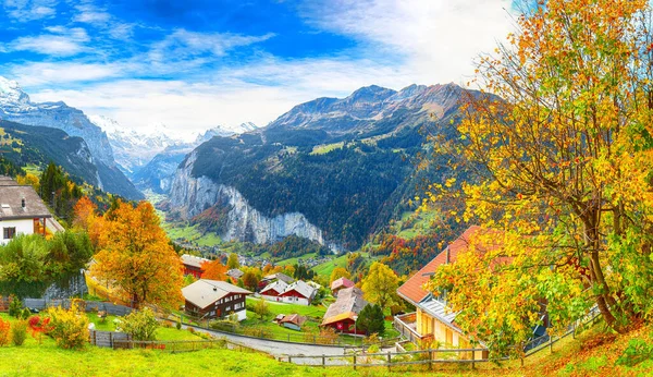 Impresionante Vista Otoño Pintoresco Pueblo Alpino Wengen Con Jungfrau Mountain —  Fotos de Stock