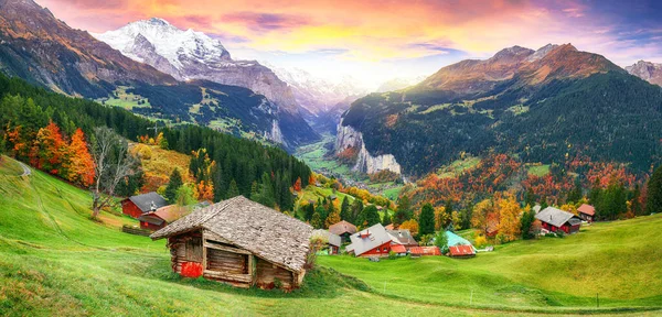 Jungfrau Dağı ve arka planında manzaralı Alp Wengen köyü ve Lauterbrunnen Vadisi sonbahar manzarası. Konum: Wengen Köyü, Berner Oberland, İsviçre, Avrupa.