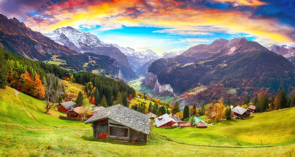 Prachtig Herfstzicht Het Pittoreske Wengendorp Het Lauterbrunnen Dal Met Jungfrauberg — Stockfoto