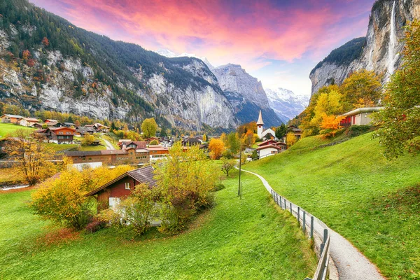 Удивительный Осенний Вид Долину Лаутербруннен Великолепным Водопадом Штауббах Швейцарскими Альпами — стоковое фото