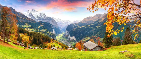 Живописный Осенний Вид Живописную Альпийскую Деревню Венген Долину Лаутербруннен Фоне — стоковое фото