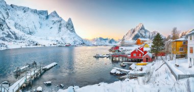 Reine şehrinin dramatik akşam manzarası. Reinefjorden sahilinde kırmızı ajanlar var. Lofotens 'ta popüler bir seyahat yeri. Konum: Reine, Lofoten; Norveç, Avrupa