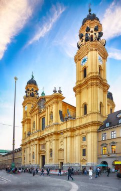 Münih 'teki St. Kajetan ya da Theatinerkirche Theatine Kilisesi manzaralı güzel bir sonbahar şehri. Konum: Münih, Bavyera, Almanya, Avrupa.