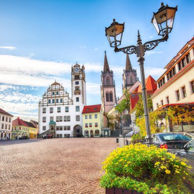 Stadtverwaltung ve St. Aegidien kilisesi ile Oschatz şehir merkezinin muhteşem sonbahar manzarası. Konum: Oschatz, Saksonya, Almanya, Avrupa.