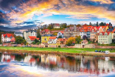 Elbe Nehri 'ndeki Meissen kasabasının şehir manzarasında muhteşem bir günbatımı manzarası. Konum: Meissen, Saksonya, Almanya, Avrupa.